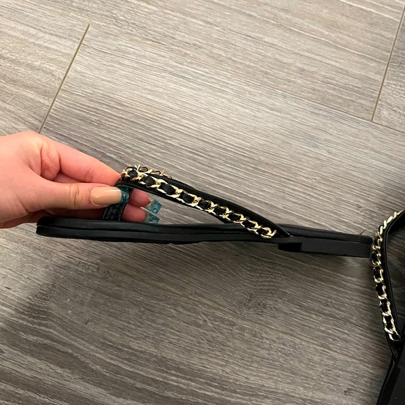 FASHION NOVA black quilted flat flip flops - Picture 7 of 7